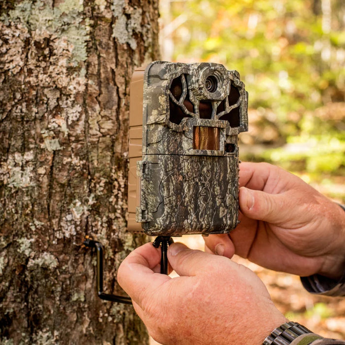 The Browning Economy Tree Mount easily attaches to trees and other wooden surfaces providing a stable platform for your trail cameras